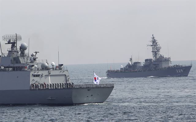 한국해군의 대조영함도 태극기를 휘날리며 일본 자위대 관함식에 참석했다.요코스카=AP 연합뉴스