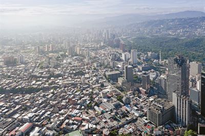 베네수엘라 수도 카라카스 시 중심부에 선 토레 다비드는 세계 최고층의 수직형 빈민가다. 이곳을 불법 점유한 3,000여명의 거주민들은 자율 공동체를 형성하고 터전을 개조하며 거주권을 획득하기 위해 노력하고 있다. 미메시스 제공