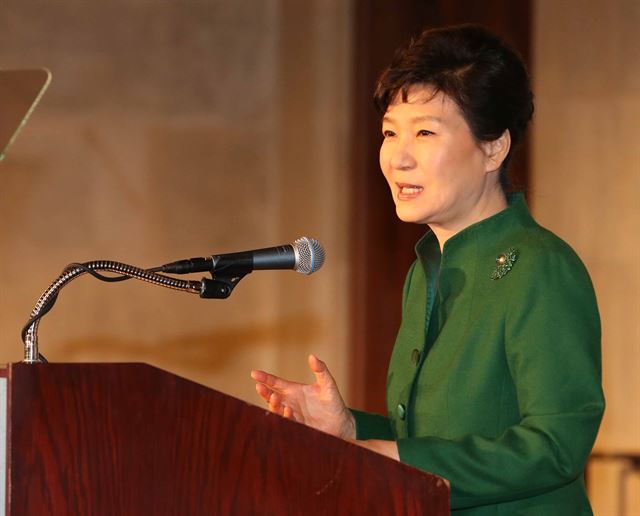 미국을 공식방문 중인 박근혜 대통령이 16일 새벽(한국시간) 워싱턴 미국 상공회의소에서 열린'제27차 한미 재계회의' 에서 연설하고 있다. 연합뉴스