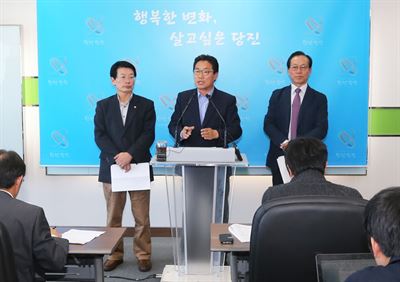 김홍장(가운데) 충남 당진시장이 19일 시청에서 한전의 송전탑과 선로의 지중화를 요구하는 기자회견을 하고 있다.