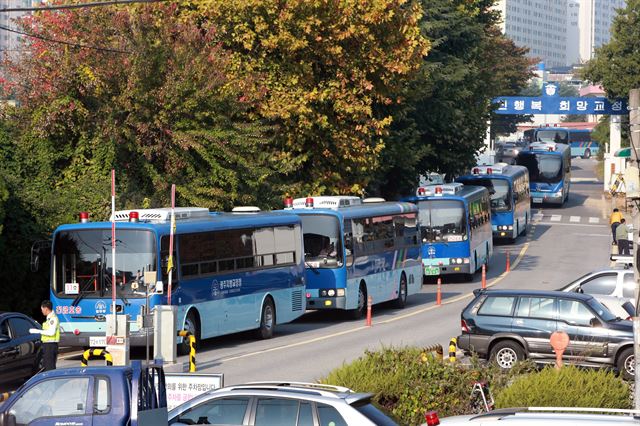 19일 오전 광주 북구 문흥동 광주교도소 진출입로에 재소자들을 태운 법무부 호송 버스가 줄지어 이동하고 있다. 법무부는 이날 광주교도소 수용자 1천900여명을 북구 삼각동에 마련된 신축 건물로 이송했다. 1971년 현 부지에 들어선 광주교도소는 44년 만에 신축 교도소로 옮겨갔다. 연합뉴스