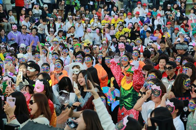 지난 17일 대구 달서구 웃는얼굴아트센터에서 열린 ‘2015 웃는얼굴 큰 잔치’에서 평생학습동아리 가면무도회에 참여한 시민들이 가면을 쓴 채 환호성을 지르고 있다. 대구 달서구 제공/2015-10-19(한국일보)