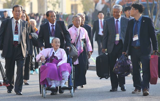 제20차 이산가족 상봉행사 1회차 첫날인 20일 오전 강원도 속초시 한화리조트에서 권오희(97) 할머니가 휠체어를 타고 금강산으로 가는 버스로 향하고 있다. 지난해 2월 이후 1년8개월만에 열리는 이번 제20차 이산가족 상봉은 북측 방문단 96가족이 남측 가족과 상봉하는 1차(20~22일)와 남측 방문단 90가족이 북측 가족과 만나는 2차(24~26일)로 나뉘어 진행된다. 2015.10.20 연합뉴스