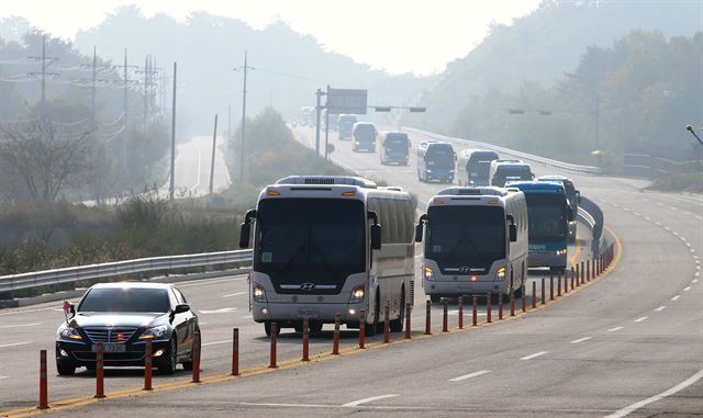 남북이산가족 상봉행사에 참여하는 남측 이산가족을 태운 버스들이 20일 오전 동해선남북출입사무소에 도착하고 있다. 2015.10.20 연합뉴스