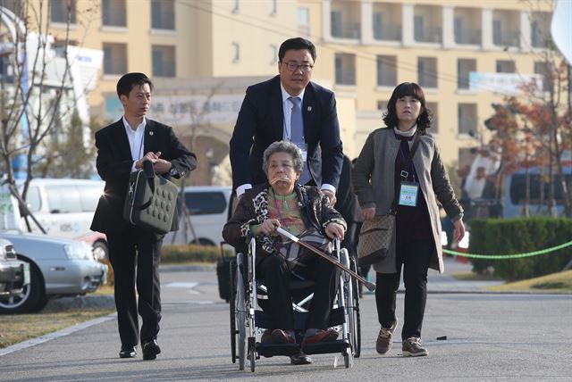 제20차 이산가족상봉행사 1회차 첫날인 20일 오전 강원도 속초시 한화리조트에서 남쪽 가족들이 방문준비를 마치고 짐을 들고 차량에 탑승하기 위해 이동하고 있다. / 사진공동취재단