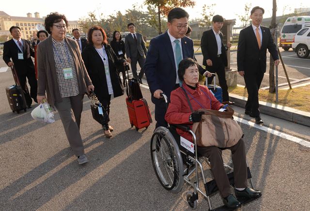 20일 오전 제20차 이산가족 상봉행사에 참가하는 남측 상봉단이 북측의 가족을 만나기 위해 속초 한화리조트를 떠나 금강산으로 향하기에 앞서 홍용표 통일부장관이 배웅을 하고 있다 / 사진공동취재단