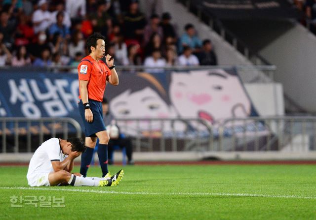 서무희 심판의 본업은 교사다. 최근 청춘FC가 치른 두 차례 연습경기 (성남FC전, FC서울전)의 주심을 맡은 그는 "청춘들의 도전 현장에서 느낀 감흥을 학생들에게 전하고 싶다"고 했다. 조영현 인턴기자