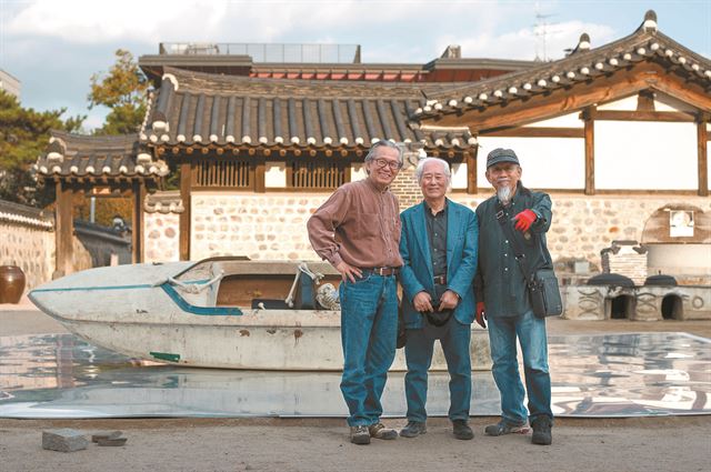 1960~70년대 전위미술 운동을 주도한 비주류 작가들이었던 김구림(왼쪽부터), 이건용, 성능경이 남산골한옥마을에 설치된 김구림의 ‘음과 양’ 앞에 나란히 섰다. 남산골한옥마을 제공