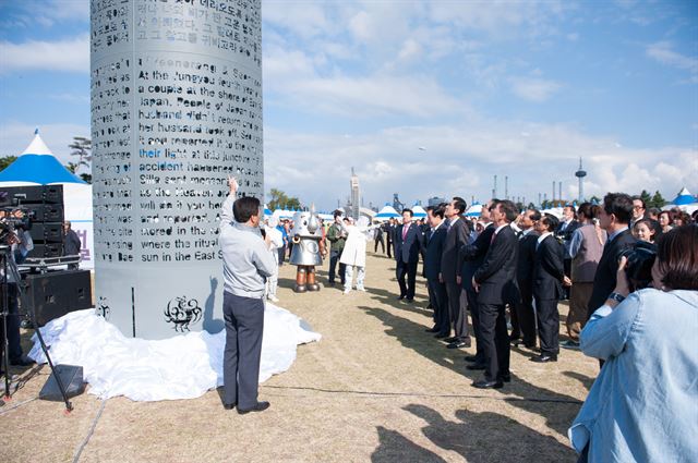 포항 제일테크노스 직원이 16일 포항시 해도공원에서 개막한 포항스틸아트페스티벌 행사장에서 이강덕 포항시장 등 관람객들에게 조형물 제작과정을 설명하고 있다.