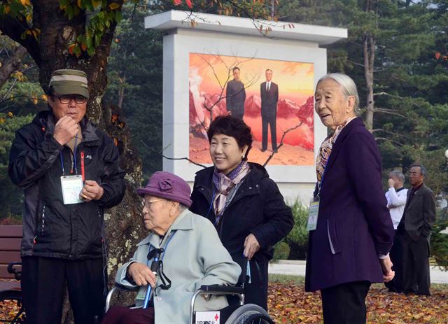 이산가족 상봉행사 1차 둘째날인 21일 오전 금강산 호텔 앞에서 개별상봉을 위해 남측 이순규 씨 가족이 남편인 북측 오인세 씨를 기다리고 있다. 금강산=뉴시스