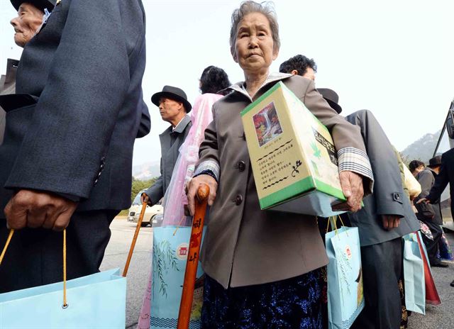 이산가족 상봉행사 1차 둘째날인 21일 오전 금강산 호텔 앞에서 북측 이산가족들이 개별상봉을 위해 북한 금강산 호텔로 들어서고 있다. 2015.10.21. 금강산=뉴시스