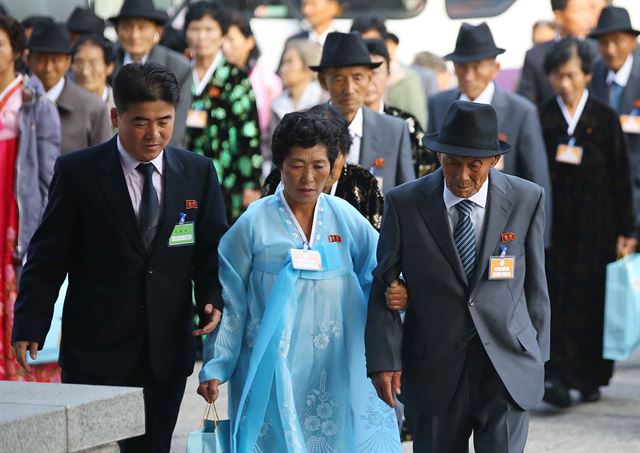 제20차 이산가족 상봉행사 1회차 둘째날인 21일 오전 금강산호텔에서 열린 개별상봉에 참석하기 위해 북측 가족들이 호텔 안으로 들어서고 있다.금강산=연합뉴스