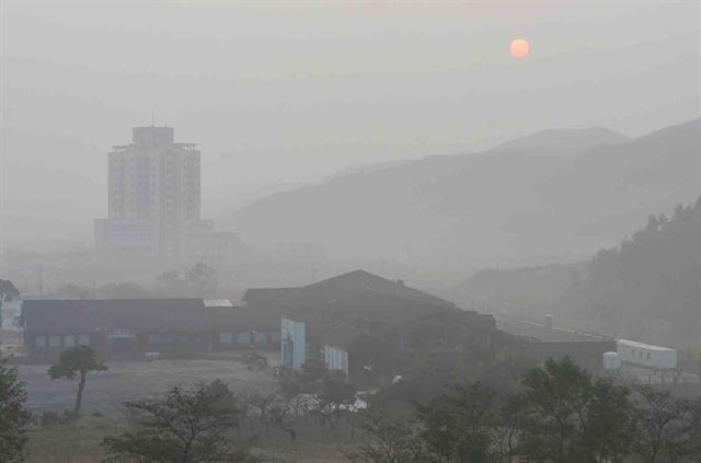 이산가족 상봉행사 1차 둘째날인 21일 오전 안갯속에 북한 금강산 하늘 위로 태양이 떠오르고 있다. 금강산=뉴시스