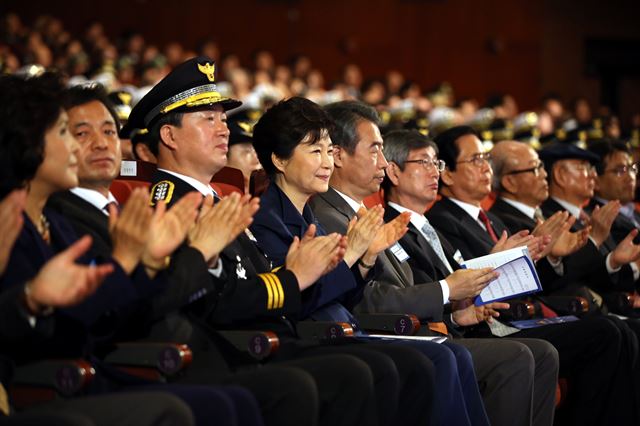 박근혜 대통령이 21일 서울 세종문화회관에서 열린 제70주년 경찰의 날 기념식에서 축하공연을 보며 박수를 치고 있다. 홍인기기자 hongik@hankookilbo.com