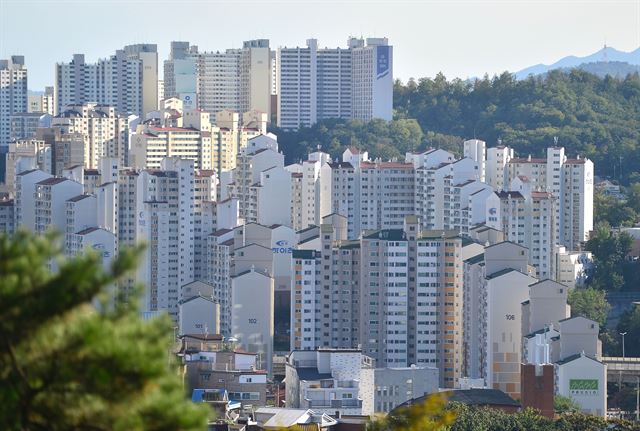 전세난에 떠밀리듯 내 집 마련에 나섰던 이들이 하나 둘 발을 빼는 징후가 나타나고 있다. 사진은 서울 성북구 아파트 단지 전경. 뉴시스