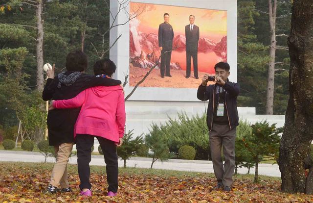 이산가족 상봉행사 1차 둘째날인 21일 오전 북한 금강산 호텔 앞에서 이산가족들이 기념촬영을 하고 있다. 뉴시스