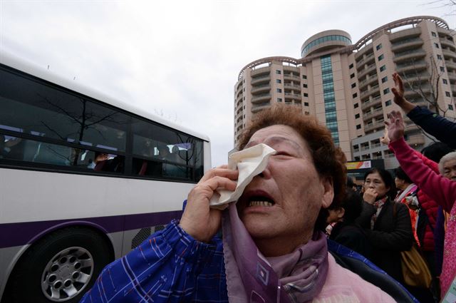 22일 강원도 고성 금강산 이산가족면회소에서 열린 제20차 남북이산가족상봉 작별상봉을 마친후 북측 가족들이 버스에 탑승한 가운데 남측 가족들이 눈물로 배웅하고 있다. 금강산=사진공동취재단