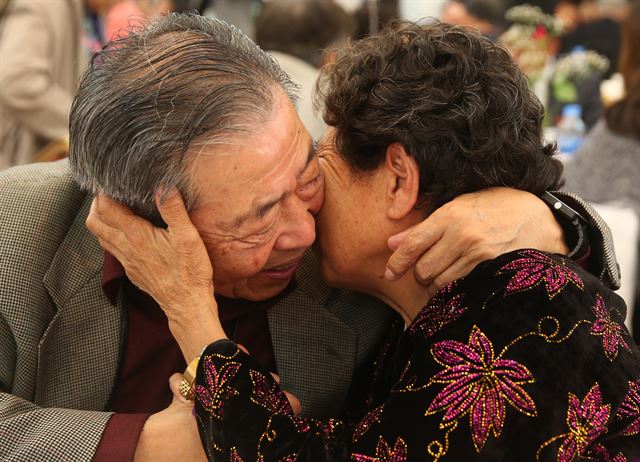 지난해 2월 이후 1년8개월만에 열린 제20차 이산가족 상봉행사 1회차 마지막날인 22일 오전 강원도 고성군 금강산 이산가족면회소에서 남쪽 오빠 민호식씨(왼쪽)와 북쪽 여동생 민은식씨가 작별인사를 하고 있다. 금강산=사진공동취재단