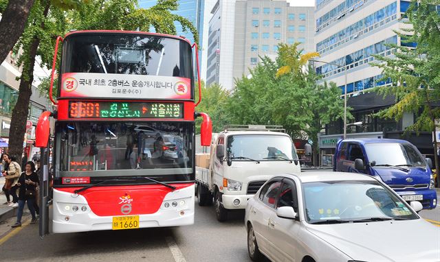 22일 오전 첫 운행을 시작한 김포-서울시청 구간 2층 광역버스가 서울시청 부근 정류장에서 승객을 내려 주고 있다. 2층 광역 버스는 경기도가 버스 입석문제 해결을 위해 도입해 이날부터 운행에 들어갔다. 뉴시스