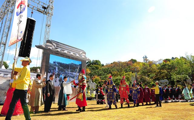 지난 9~11일 열린 ‘제7회 대전효문화뿌리축제’에 참가한 각 문중 대표들이 가문을 상징하는 장군,선비 복장을 하고 행사장에 입장하고 있다.