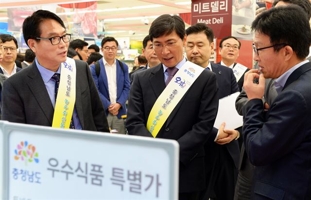 안희정(가운데) 충남지사가 22일 서울 이마트 본사에서 농수축산물 유통경로 개선 및 판매 촉진을 위한 ‘충청남도-이마트 상생협력 업무협약’을 체결한 뒤 매장을 둘러보고 있다. 충남도 제공/2015-10-22(한국일보)