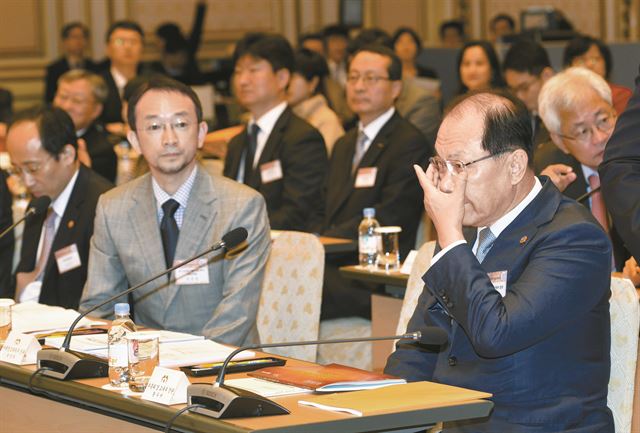 황우여 사회부총리 겸 교육부 장관이 22일 청와대에서 열린 ‘창조경제 실현을 위한 기초연구 소재기술 발전방안 보고회’에 참석해 안경을 매만지고 있다. 홍인기기자 hongik@hankookilbo.com