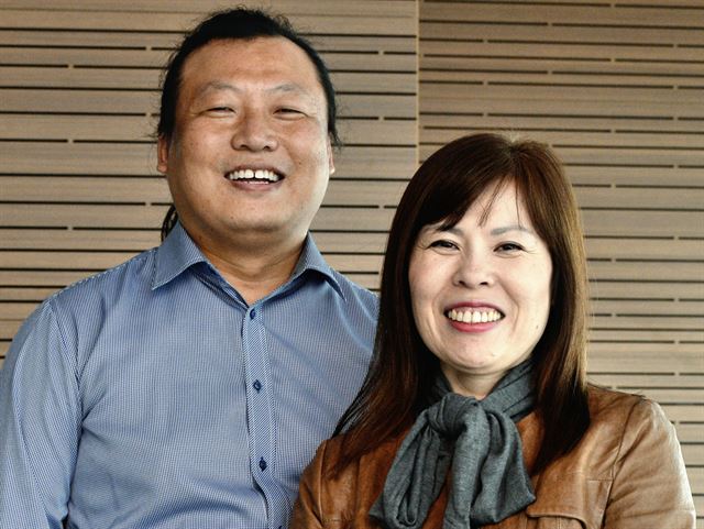 18년째 두 아이와 함께 세계 여행 중인 김현성(왼쪽), 남혜용씨 부부는 "여행하며 만난 사람들의 인생 이야기가 삶을 더욱 풍요롭게 만들어줬다"고 말했다. 왕태석기자 kingwang@hankookilbo.com