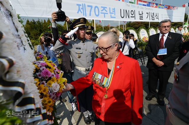 23일 부산 남구 유엔기념공원에서 제70주년 유엔(UN)의 날 기념식이 열린 가운데 6·25전쟁에 참전한 유엔군 중 최연소 전사자인 호주 병사 고(故) 패트릭 도운트 상병의 여동생인 에일린 필리스 라이언 씨가 헌화하고 있다. 부산=전혜원기자