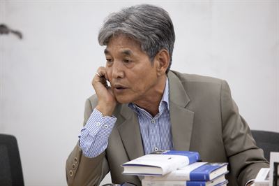 박범신 소설가가 신작 장편 ‘당신: 꽃잎보다 붉던’ 출간을 맞아 22일 홍익대 앞 상상마당에서 기자들과 만났다. 치매에 걸린 노부부를 통해 사랑의 완성을 이야기한 작가는 책 속에 아내에게 바치는 헌사를 담았다. 문학동네 제공