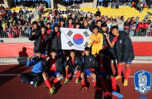 U-17 축구대표팀이 24일(한국시간) 칠레 코킴보의 프란시스코 산체스 루모로소 스타디움에서 열린 잉글랜드와의 대회 조별리그 B조 3차전 최종전에서 0-0으로 비긴 후 기념촬영을 하고 있다. 대한축구협회 제공