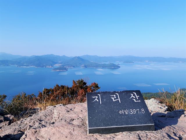 지리산 정상에서 바라본 남해 앞바다. /2015-10-24(한국일보)