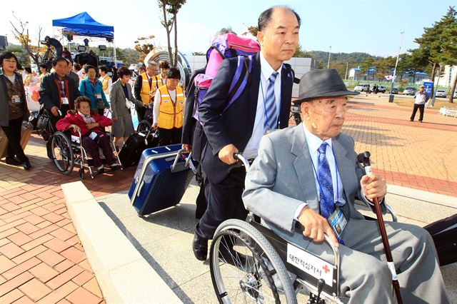 금강산에서 열리는 남북 이산가족 상봉행사에 참가하는 2차 상봉단의 이산가족들이 24일 오전 동해선남북출입사무소에 도착, 방북에 필요한 출경수속을 위해 이동하고 있다. 연합뉴스