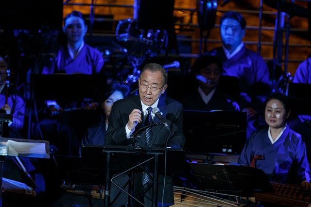 반기문 유엔 사무총장이 24일 유엔 창설 70주년을 맞아 뉴욕 유엔본부에서 열린 기념음악회에서 연설하고 있다.뉴욕=신화 연합뉴스