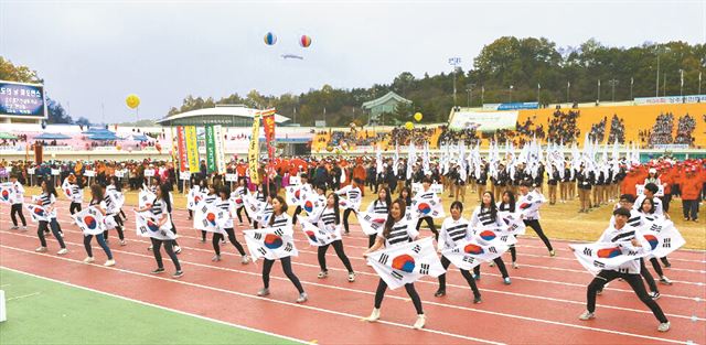 연주시민체전 열린 지난 23일 영주시민운동장에서 참가자들이 독도사랑티셔츠를 입고 독도플래시몹을 연출하고 있다. 영주시 제공