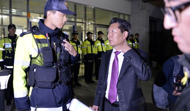 25일 밤 교육부가 비밀리에 역사교과서 국정화 작업 TF를 운영하는 곳으로 알려진 서울 종로구 방송통신대 국립국제교육원 입구에서 정청래(오른쪽) 새정치민주연합 의원과 경찰들이 대치하고 있다. 뉴시스