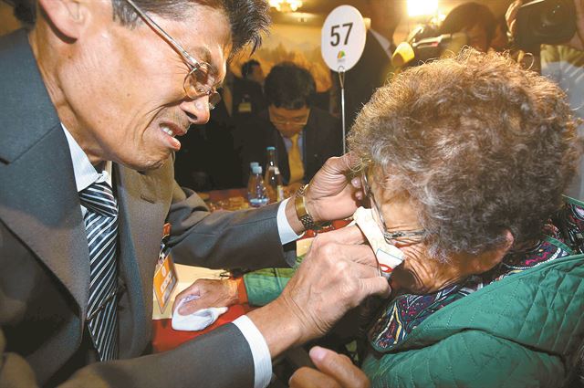 이산가족 상봉행사 2회차 첫날인 24일 금강산호텔에서 1972년 오대양호 사건 때 납북된 어부 정건목씨가 43년만에 만난 어머니 이복순씨의 눈물을 닦아주고 있다. 금강산=연합뉴스