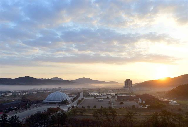 이산가족 상봉행사 2회차 마지막날인 26일 북한 금강산 이산가족면회소 뒤로 해가 떠오르고 있다. 금강산=뉴시스