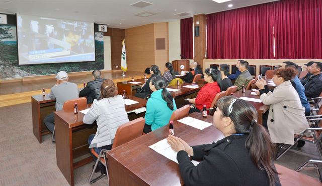 충북 괴산군과 자매결연한 중국 지린성 지안시 근로자 19명이 26일 괴산군청 회의실에서 절임배추 작업 과정에 대한 시청각 교육을 받고 있다. 괴산군 제공