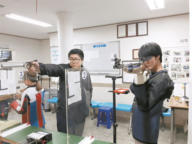 김민성(16 · 왼쪽)과 김태현(16 · 경남산업고)군이 17일 경남 거제 연초면 거제시사격장에서 연습에 열중하고 있다. 거제=이현주기자 memory@hankookilbo.com