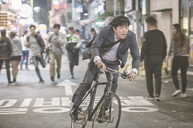 영화 '더 폰'의 고동호는 1년 전 살해된 아내를 살리기 위해 현실에서 고군분투한다. NEW 제공