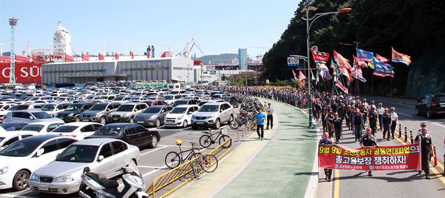 사진은 지난달 9일 오후 경남 거제시 옥포동에서 조선노동자 공동연대파업에 참가한 대우조선해양 노동조합 조합원들이 거리행진을 하는 모습.