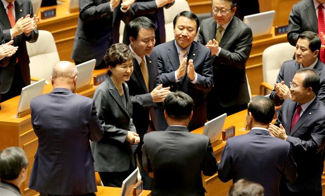 박근혜 대통령이 27일 국회 본회의에서 2016년도 예산안 시정연설을 하려고 본회의장에 들어서고 있다. 연합뉴스