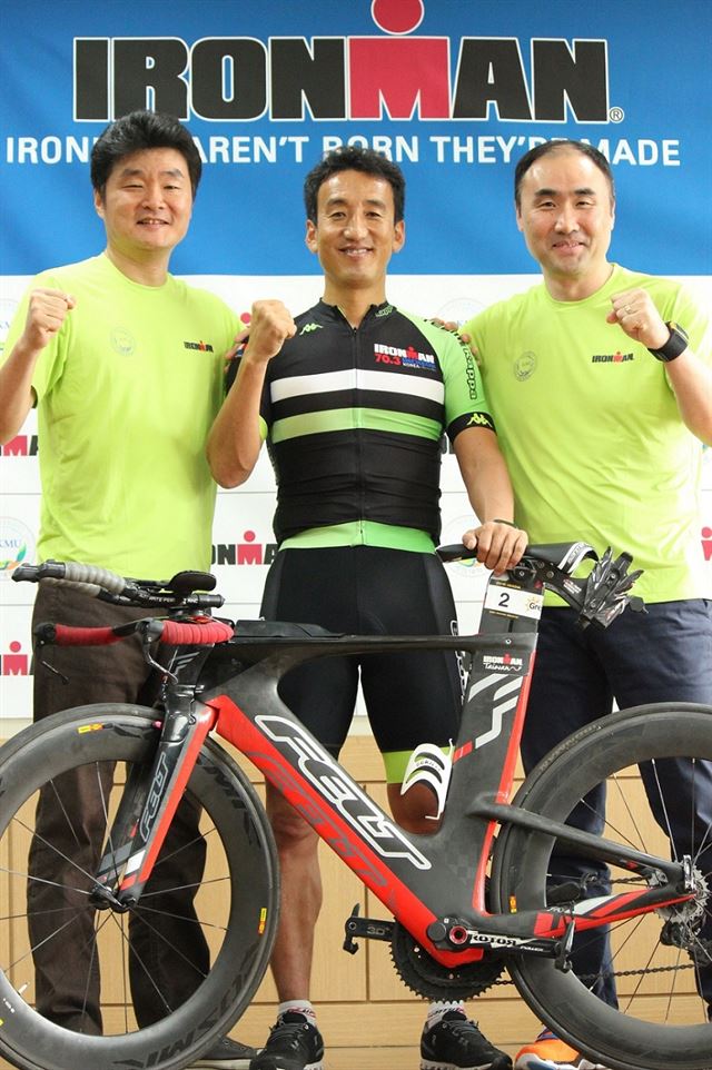 박병훈(가운데) 한국아이언맨조직위원장이 26일 국민대에서 홍정기(오른쪽), 이대택(이상 국민대) 교수와 아이언맨 경기력 향상 위한 파트너십을 체결 한 후 기념촬영을 하고 있다. 에머슨 케이 파트너스 제공