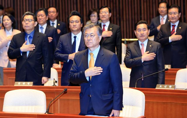 새정치민주연합 문재인 대표가 27일 오전 서울 여의도 국회 예결위회의장에서 열린 긴급 의원총회에서 국기에 대한 경례를 하고 있다. 연합뉴스