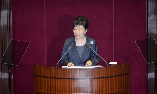 박근혜 대통령이 27일 국회 본회의장에서 내년도 예산안 시정연설을 하고 있다. 연합뉴스