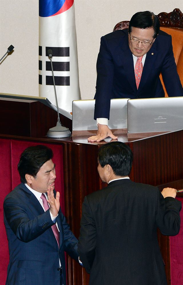 27일 서울 여의도 국회 본회의장에서 박근혜 대통령의 예산안 시정연설을 앞두고 새누리당 원유철 원내대표와 새정치민주연합 이종걸 원내대표가 정의화 국회의장 앞에서 대립하고 있다. 고영권기자 youngkoh@hankookibo.com