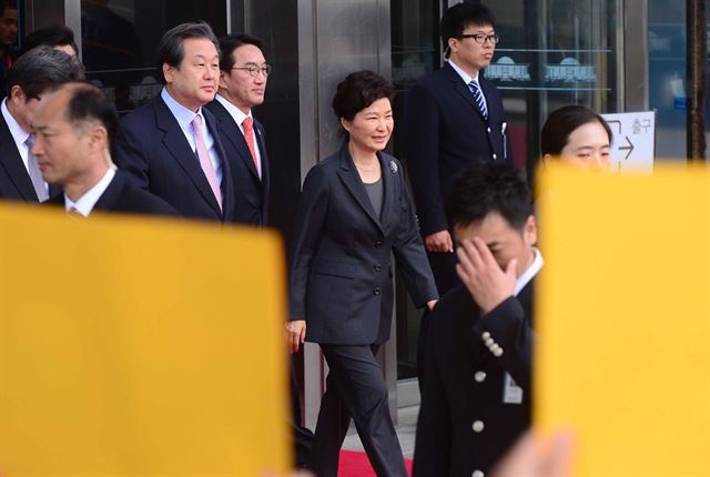 박근혜 대통령이 27일 국회에서 시정연설을 마친 후 새누리당 김무성 대표, 현기환 정무수석 등과 본청정문을 나서고 있다. 앞쪽은 정의당 의원들이 국정교과서 반대 시위를 하는 모습. 고영권기자 youngkoh@hankookibo.com