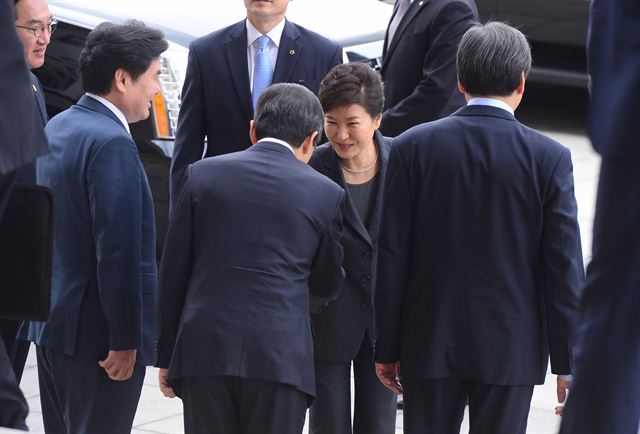 박근혜 대통령이 27일 서울 여의도 국회에서 시정연설을 마친 후 본청을 나서며 황교안 국무총리와 악수를 나누고 있다. 고영권기자 youngkoh@hankookibo.com