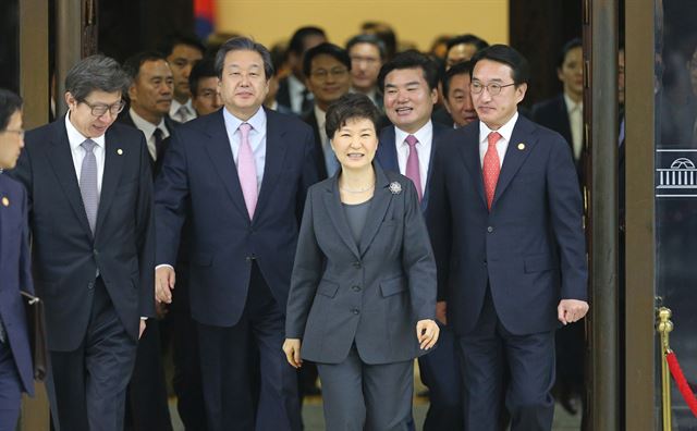 27일 서울 여의도 국회 본회의장에서 박근혜 대통령이 내년도 예산안 시정연설을 마친 뒤 퇴장하고 있다. 고영권기자 youngkoh@hankookibo.com