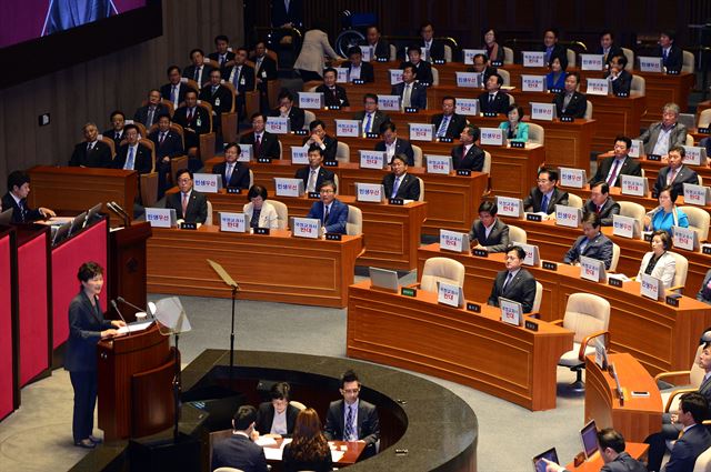 박근혜 대통령이 27일 국회 본회의장에서 내년도 예산안 시정연설을 하고 있다. 새정치연합 의원들은 모니터에 국정교과서를 반대하는 피켓이 붙여 시위했다. 고영권기자 youngkoh@hankookibo.com